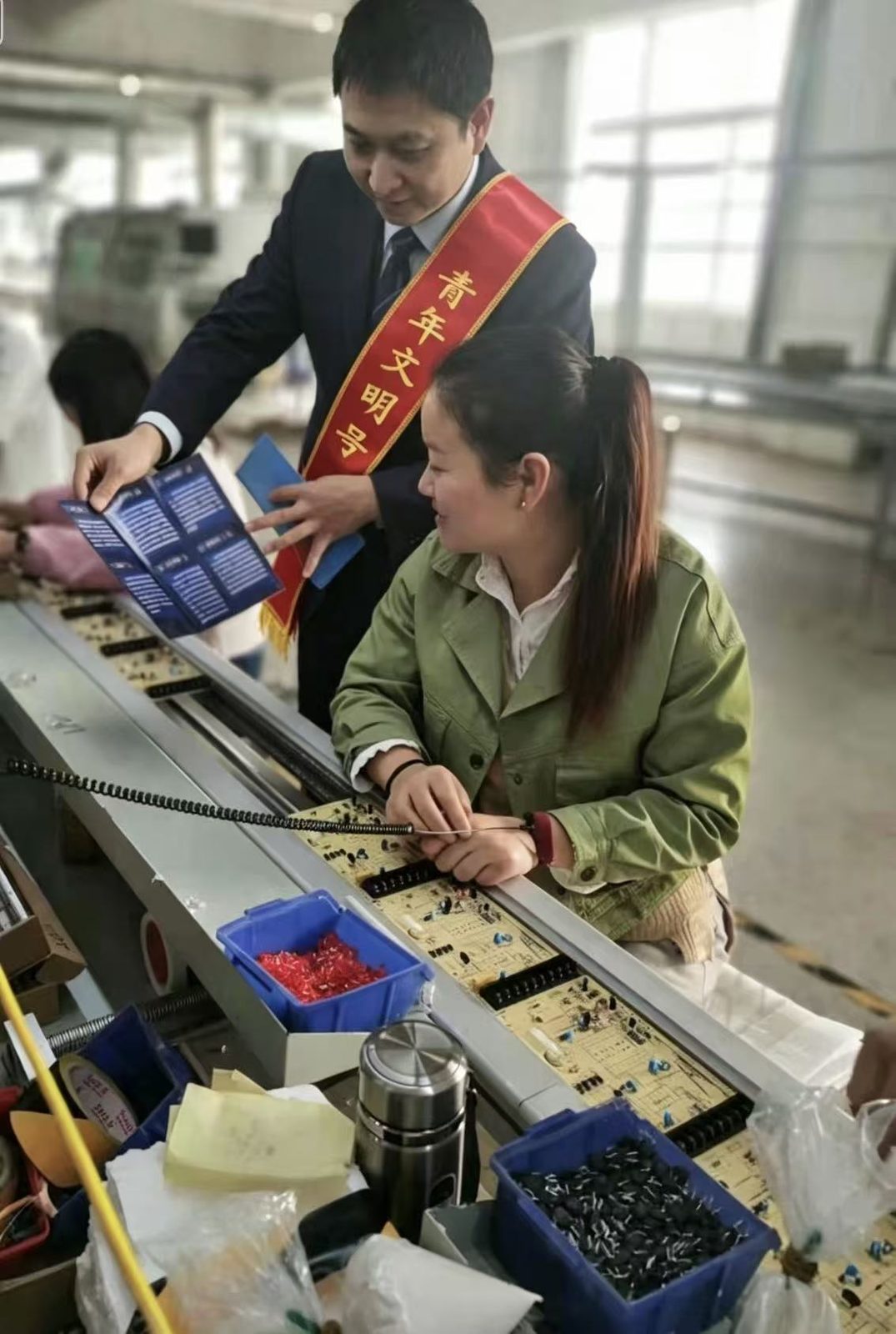 员工走入工厂