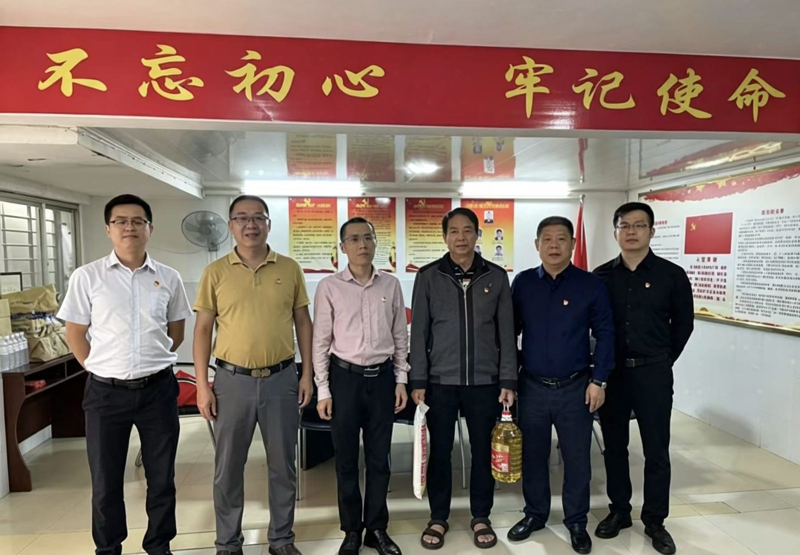 为退伍老兵送温暖