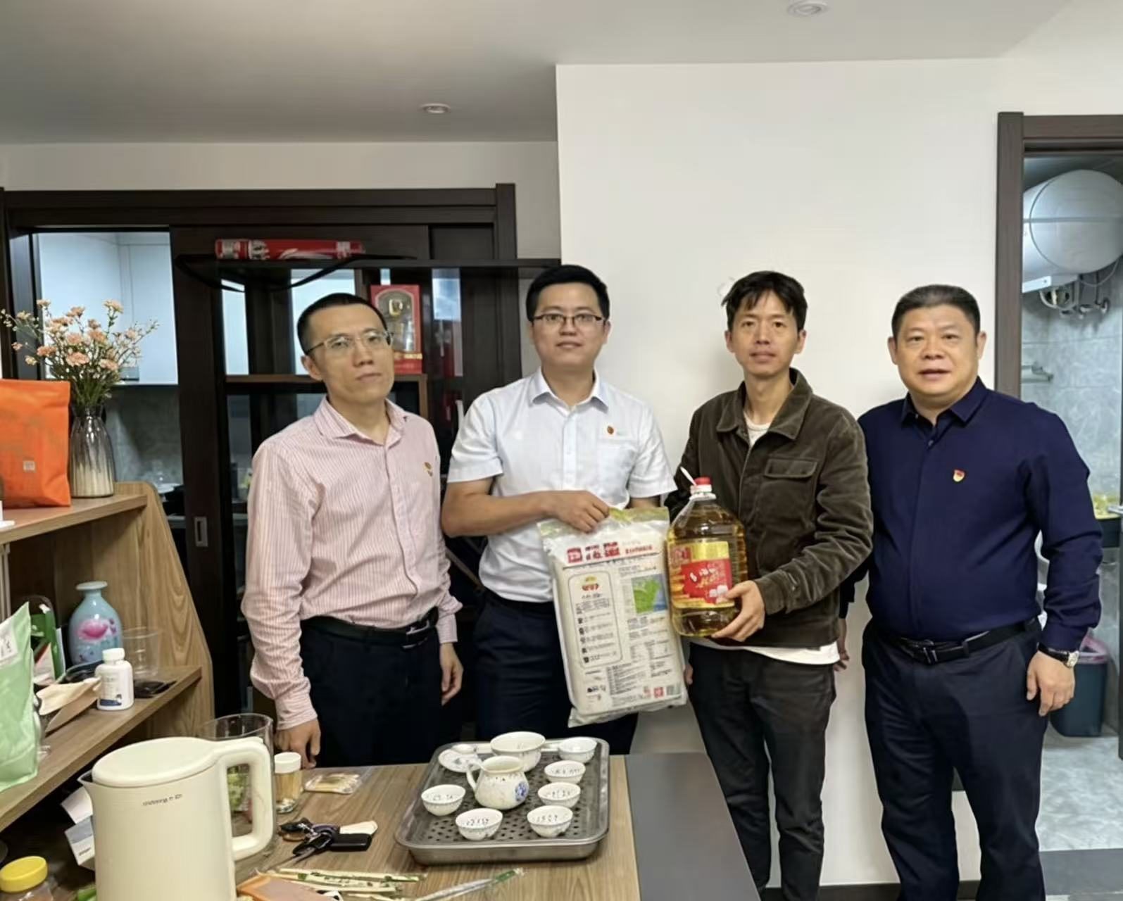 为退伍老兵送温暖
